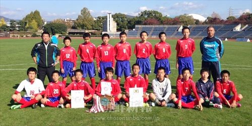 初優勝を果たした京都中高中級部サッカー部選手と関係者たち