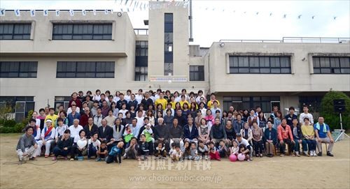 「奈良朝鮮初中級学校創立45周年記念奈良朝鮮幼稚班・同胞運動会」参加者たち