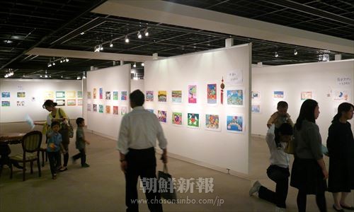 横須賀市文化会館市民ギャラリーで行われた「近隣4カ国児童絵画交換展」