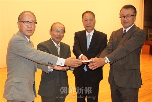 実行委員会のメンバーが愛知県内の朝鮮学校にコンサートの収益金を寄付した。（写真は愛知中高）