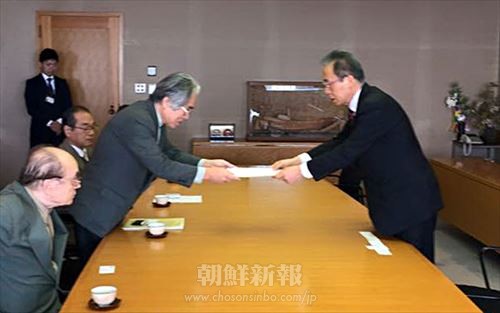 朝鮮学校への補助金支給を求める要望書を提出する「千葉ハッキョの会」のメンバーたち（左）