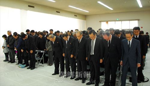 黙祷する「阪神・淡路大震災20年兵庫同胞たちの集い」参加者たち