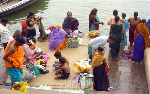 ガンジス川で沐浴し身を清める人々
