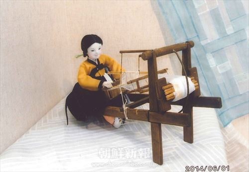 人形が現す朝鮮の伝統的な機織りの様子（李玉禮作）
