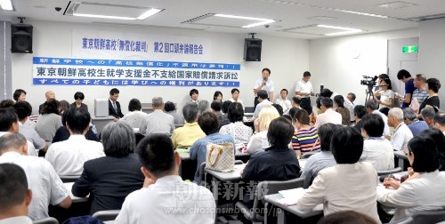 多くの同胞、日本市民が民族教育の正当性を主張する原告たちを支えている（写真は東京裁判第2回口頭弁論後の報告集会）