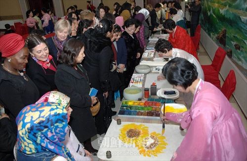 　外国の女性たちは美術作品の創作を興味深く観た。（朝鮮中央通信） 