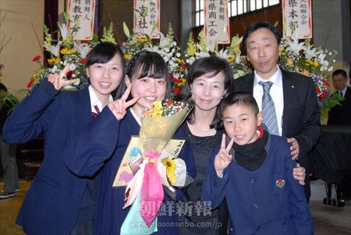 李貴玉さん（左から2番目）とその家族