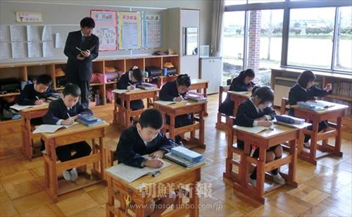 児童の授業を見て回る日本の教育委員会の関係者
