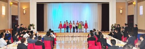 万景台学生少年宮殿の子どもたちが青商会代表団らに公演を披露した
