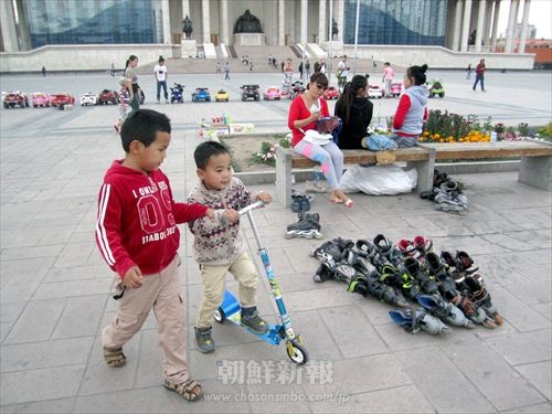 スフバートル広場で遊ぶ子どもや若者たち