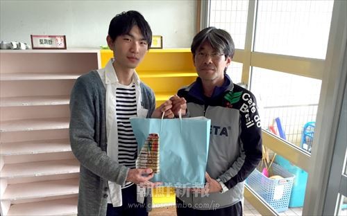 「USM」のメンバーが入学式に先立ち、朝鮮学校の新入生へのプレゼントを関係者に手渡した。（名古屋初級）