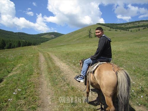 モンゴルの大自然でで乗馬体験