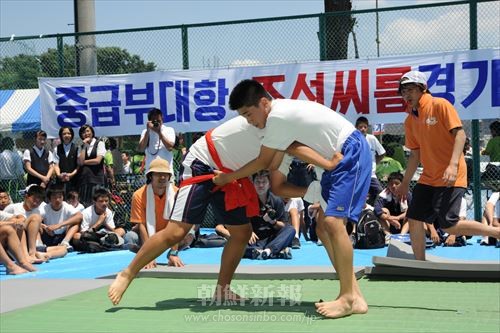 大きな声援の中、朝鮮相撲では各学校のプライドをかけて熱戦が繰り広げられた