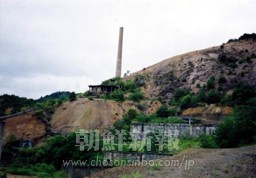 今も残る尾去所鉱山の巨大な煙突