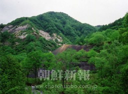 ズリや精錬所が山の中に残る永松鉱山