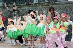 オリニ教室の子どもたちの元気いっぱいの公演（10月29日、四国初中）
