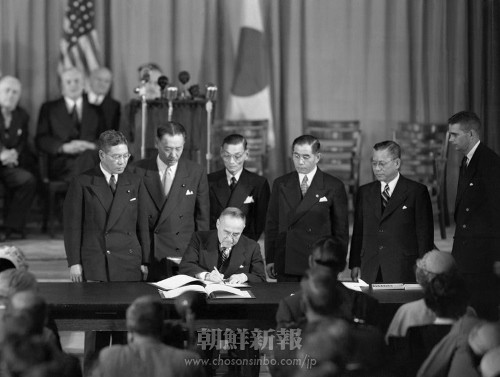 サンフランシスコ講和条約に署名する吉田茂首相