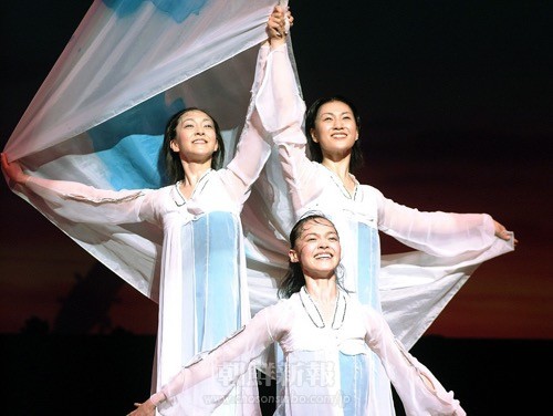 金剛山歌劇団の代表作である女性3人舞「ハナ」（06年、南朝鮮公演）