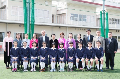 2014年度に卒業した東京第2初級の児童たちと同校教職員たち