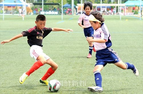 持ち味の献身的なプレーでチームに貢献した呉娟花さん(右)