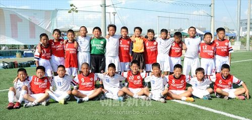 広島と横浜の選手たちはサッカーを通して友情を深めた