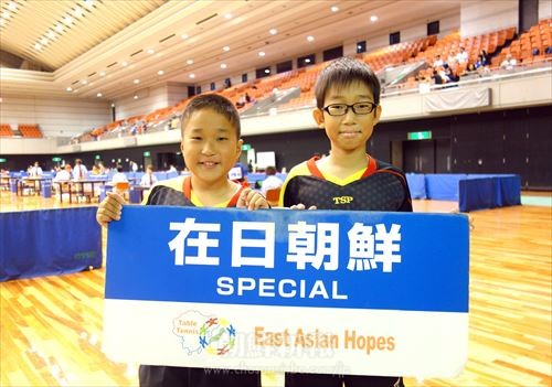 在日朝鮮人チームとして国際大会に出場した高遼生(左)、金秀幸選手(右)