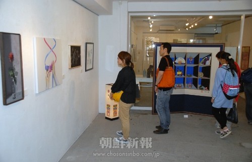 京都で行われた展覧会「おしえるひと＝おそわるひと」で作品に見入る人々