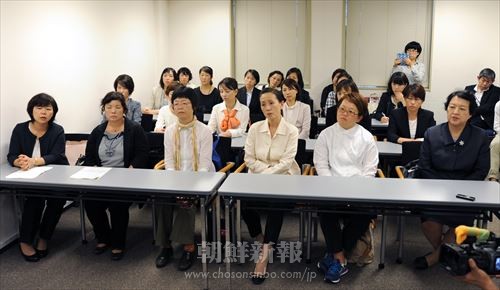 要請団は文科省の職員に朝鮮学校への「無償化」の即時適用を強く求めた。