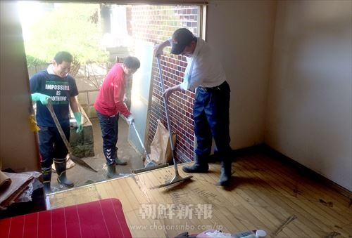 総聯茨城県本部の活動家たちが被災した同胞家屋に駆けつけ、整理整頓を手伝った。