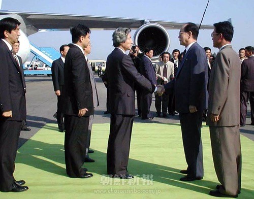 朝・日首脳会談のために平壌を訪れた小泉純一郎首相と握手する金永南・最高人民会議常任委員長（朝鮮中央通信、2002年9月17日）