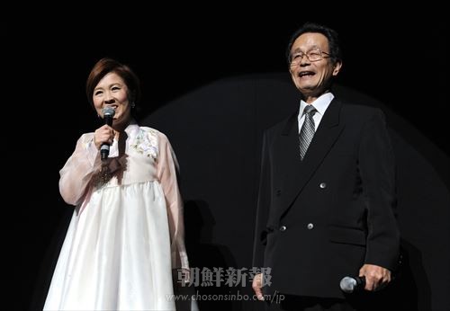 名司会者、金元子さんと５代目団長の李東燮さん