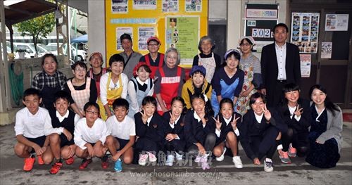 給食作りに参加した日本人メンバーと城北初級6年生、教員