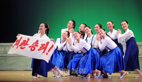 京都中高中級部舞踊部の群舞「手に手をとって」(写真・李哲史)