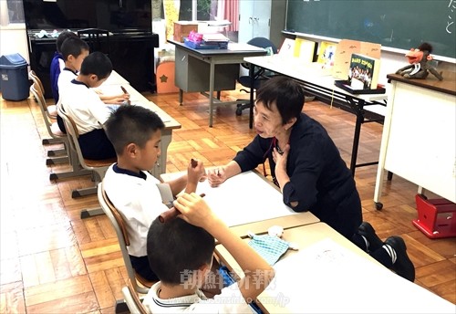 千葉初中で行われた第2回千葉県日朝教育研究会（9月27日）で特別授業をする筆者（右）