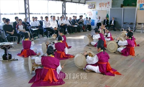 日本の学校長をはじめとする教員たちが城北初級の児童たちの公演を観覧した。