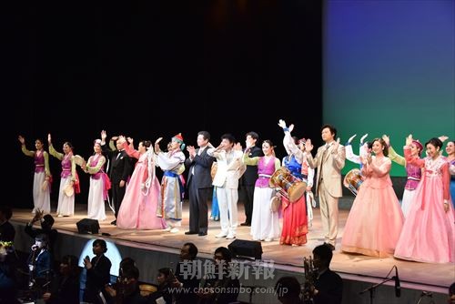 千秋楽公演のステージを終えた歌劇団団員たち