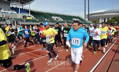 1200人でにぎわった「第59回大阪同胞学生駅伝・マラソン大会」（写真は、111人が走った一般男子マラソン）