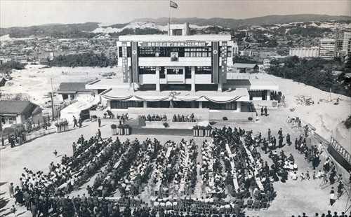 1967年に行われた新校舎の落成式