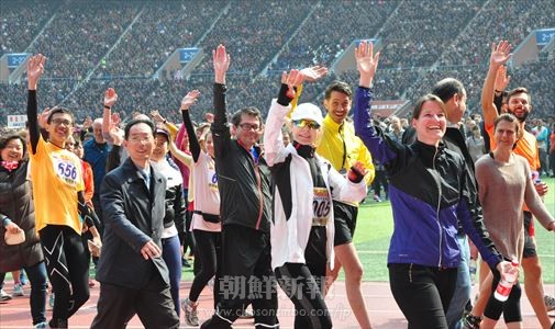 メーデースタジアムでスタンドにいる平壌市民らに手を振る外国人ランナー