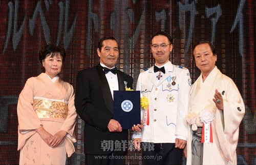 シュヴァイツァー章を受章した日本体育大学の松浪健四郎理事長（左から2人目）