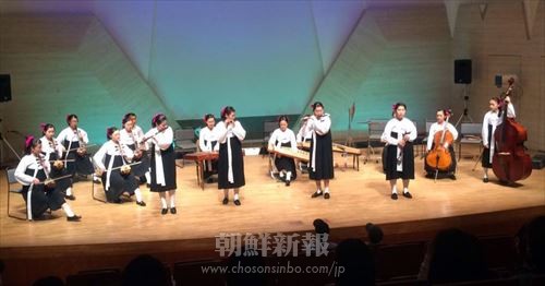 ステージで公演を披露する神奈川中高の生徒たち