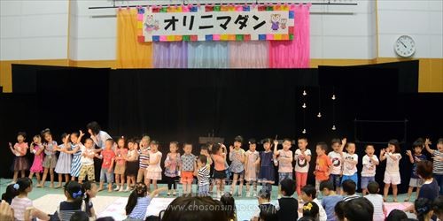 京都府内の朝鮮幼稚班の園児による合唱
