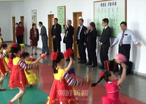 朝鮮の子どもたちの踊りを見ている訪朝団のメンバーたち（写真提供＝「日朝友好なにわの翼」）