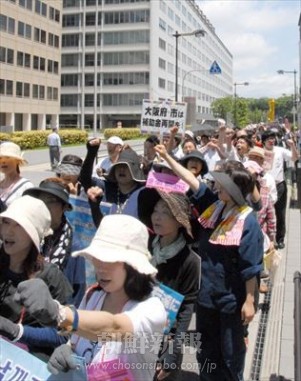 200回目の「火曜日行動」でデモ行進する朝・日の参加者たち