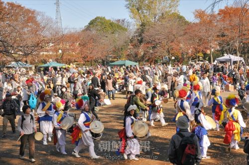「チマ・チョゴリ友の会」が主催した「朝鮮文化とふれあうつどい」（13年11月24日）