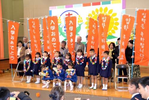 朝鮮学校の新入生を祝福する「入学おめでとう応援隊」のメンバーたち