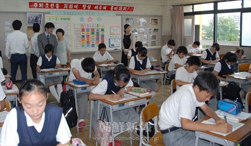 大阪弁護士会のメンバーが朝鮮学校を訪れ、授業のようすを見て回った。