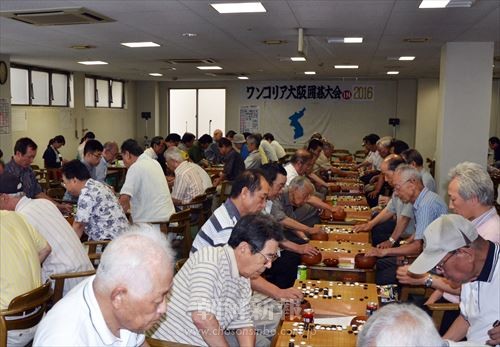熱戦を繰り広げる第23回ワンコリア大阪囲碁大会参加者たち