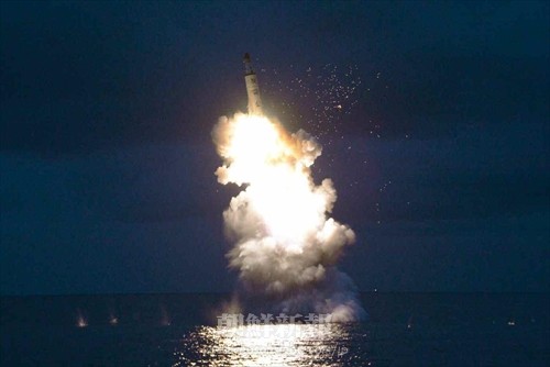 8月24日に行われた戦略潜水艦弾道弾（SLBM）の水中試験発射（朝鮮中央通信）