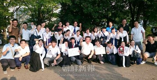 県コンクールで金賞に輝き、県代表に選出された広島初中高吹奏楽部員と関係者たち